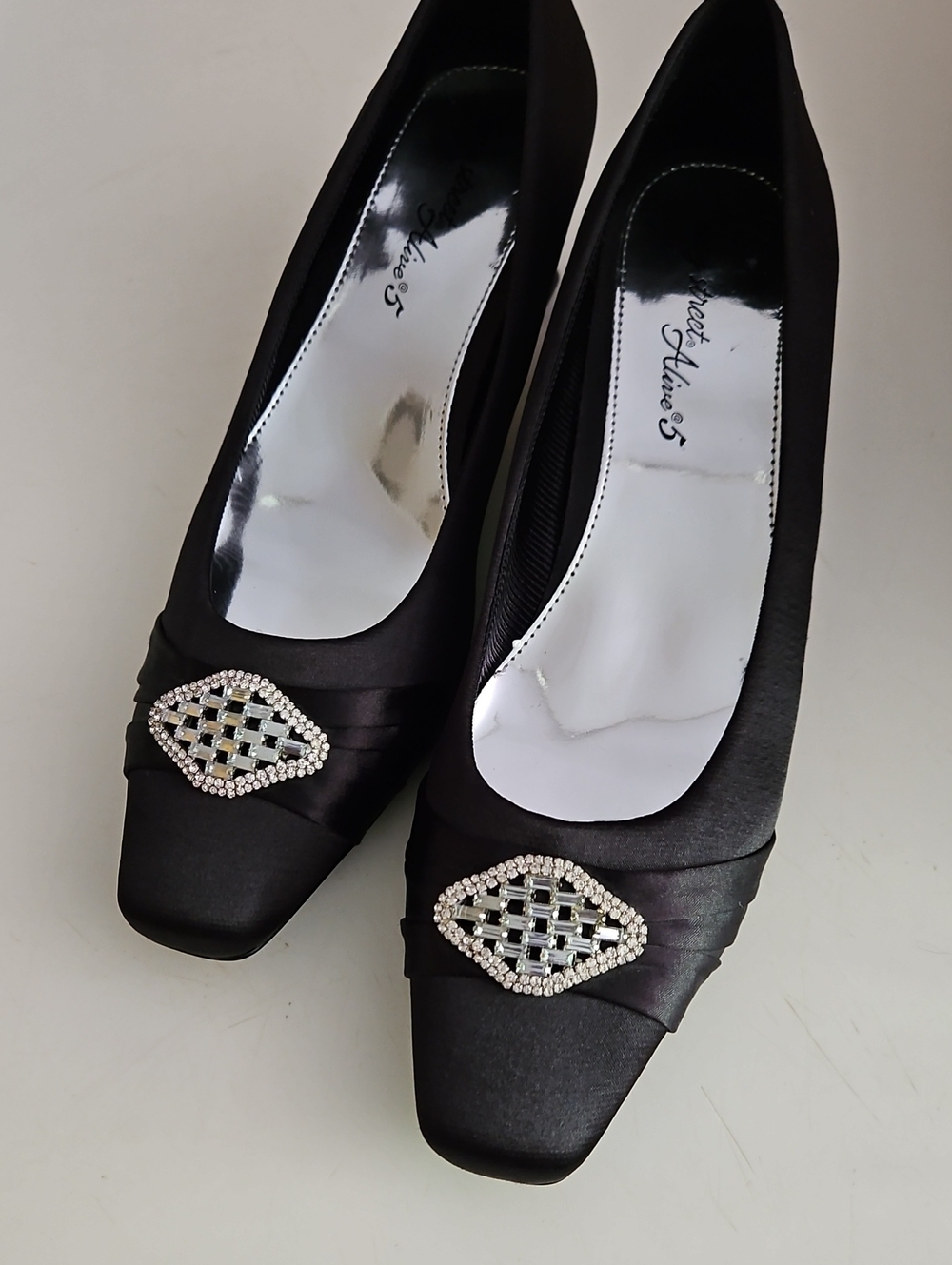 easy street Alive 5 Black Satin Pump with Rhinestone Accent Size 11 M